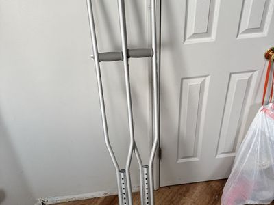 Adult adjustable crutches