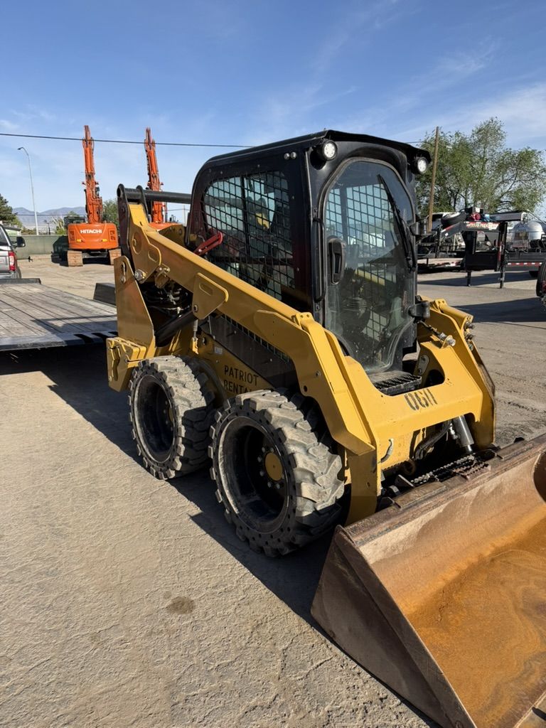 Medium Wheel Skid Steer Rental – Enclosed Cab Skid Steer for Dirt, Grading & Cleanup