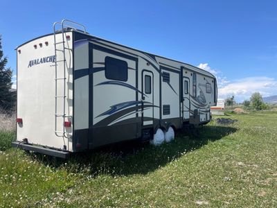 2016 Keystone Avalanche 40' Fifth wheel