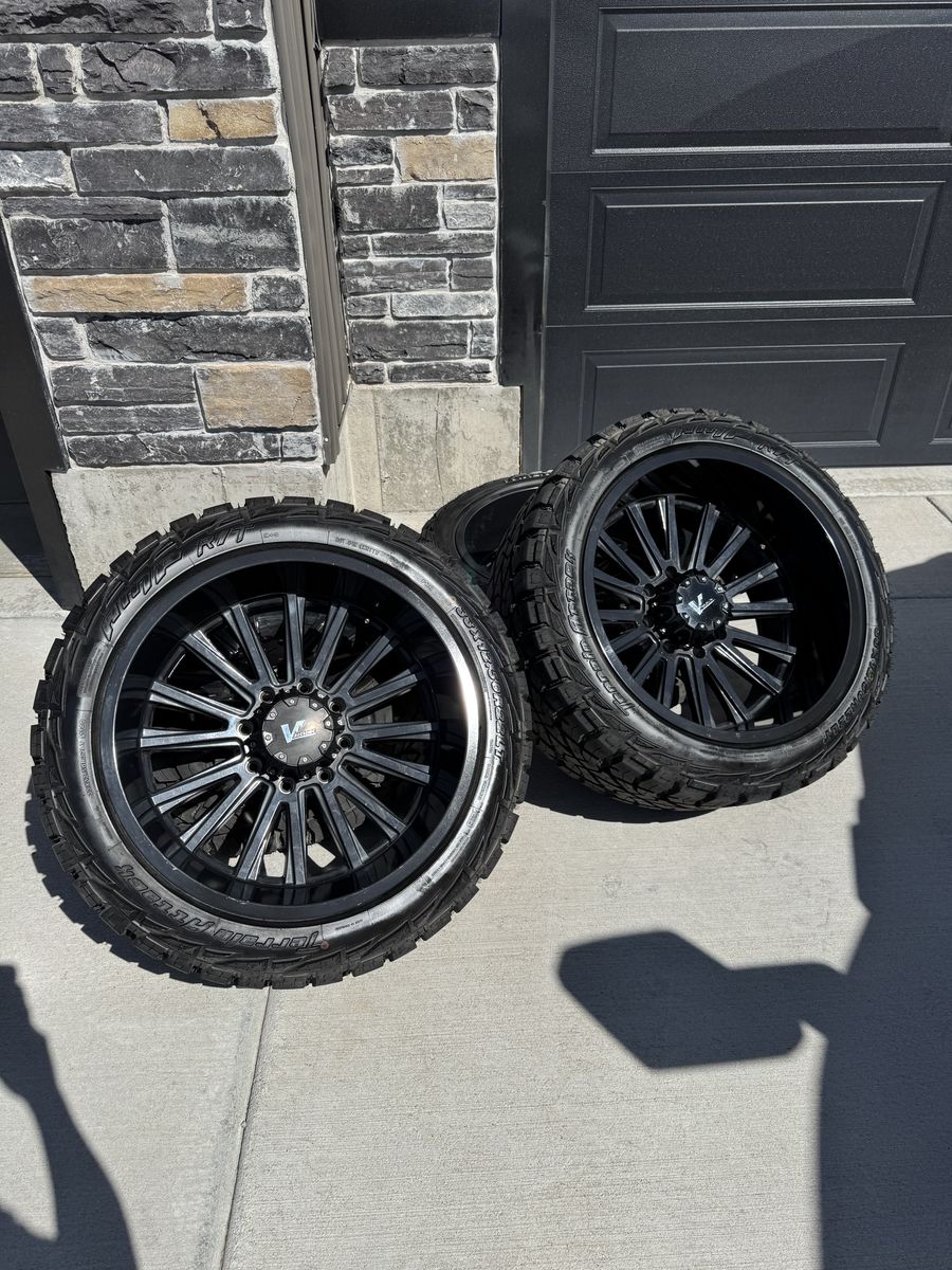 8x180 33/12.50R22 22x12 wheels and tires