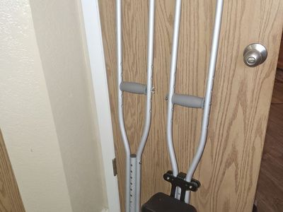 Crutches with knee prop