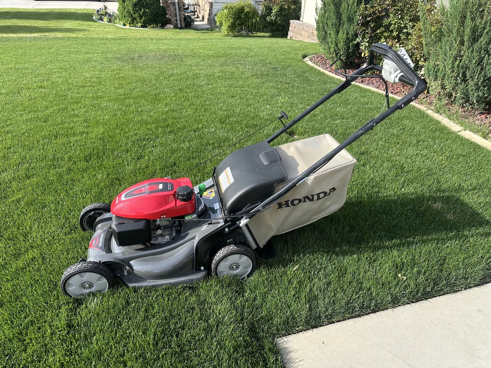 Honda lawnmower HRX217K6VKAA 21" Self-Propelled Gas Mower w/ Versamow System & Bag