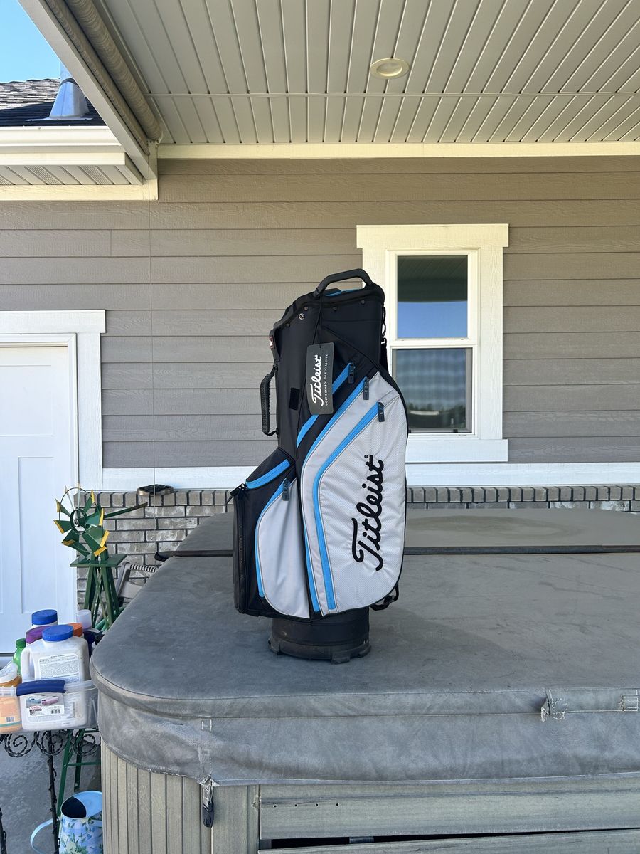 Super clean Titleist cart bag