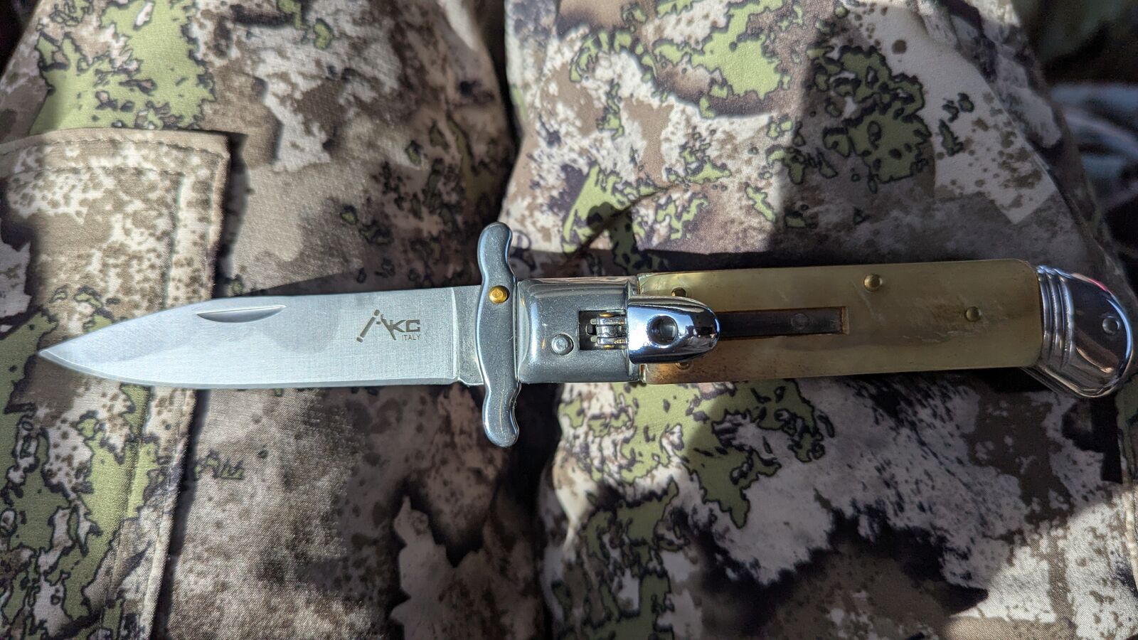 Knife auto/push button