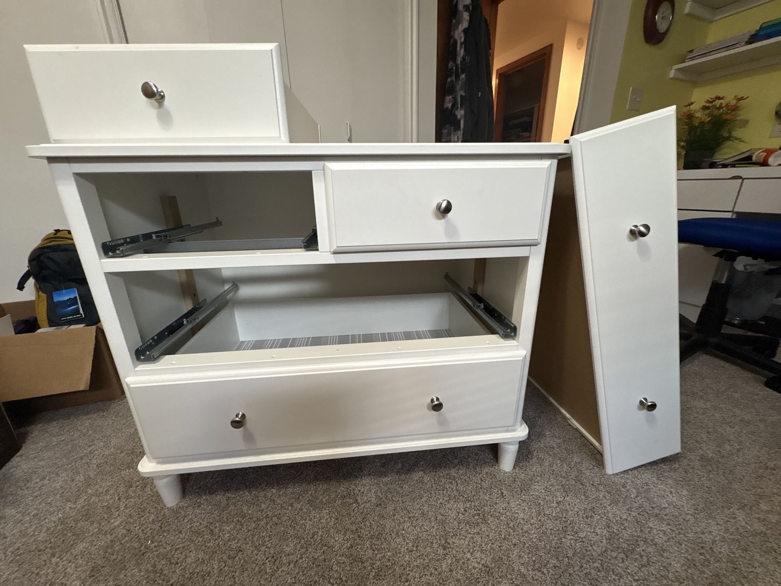 Dresser, white with 4 drawers 