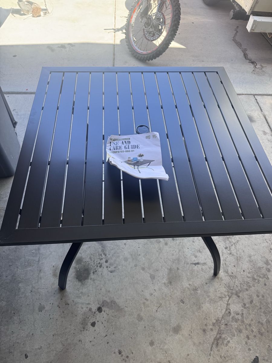 Square patio table