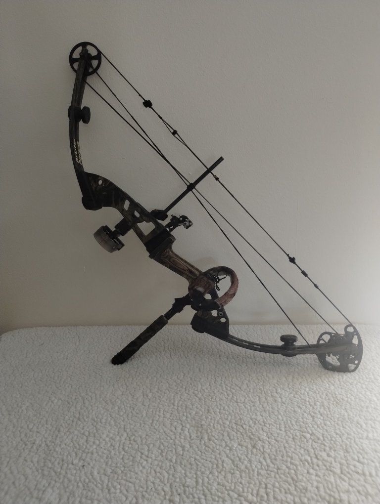 Camo Compound Bow with Black Gold Sight - Hunting/Archery Ready