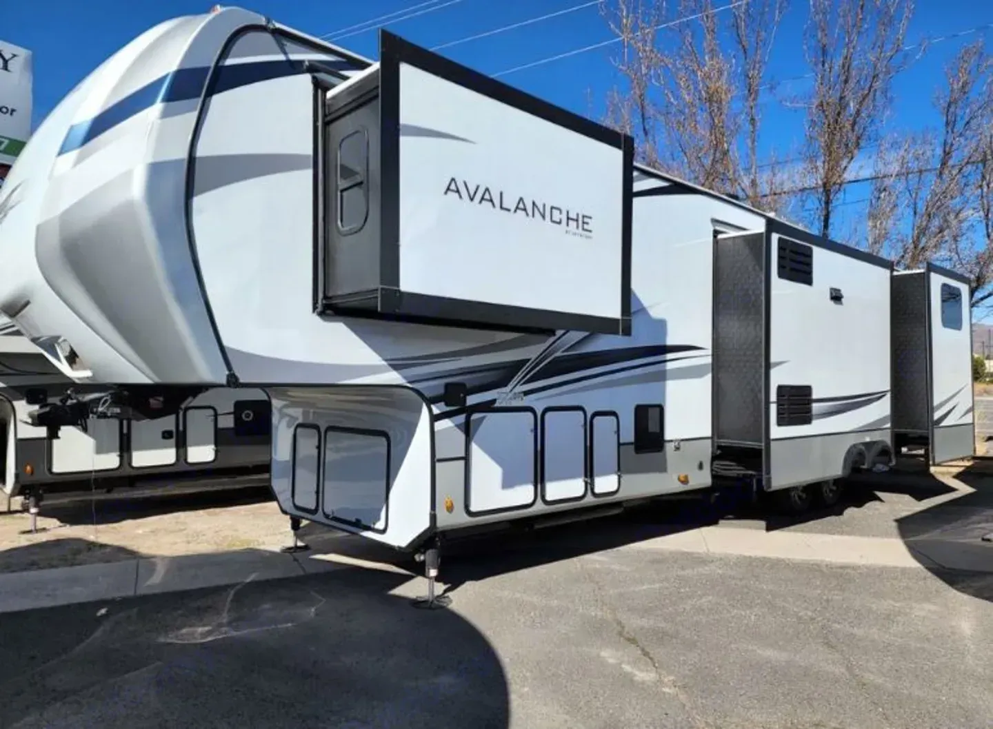 2022 Keystone Avalanche 378BH – Luxury Fifth Wheel | $65,000