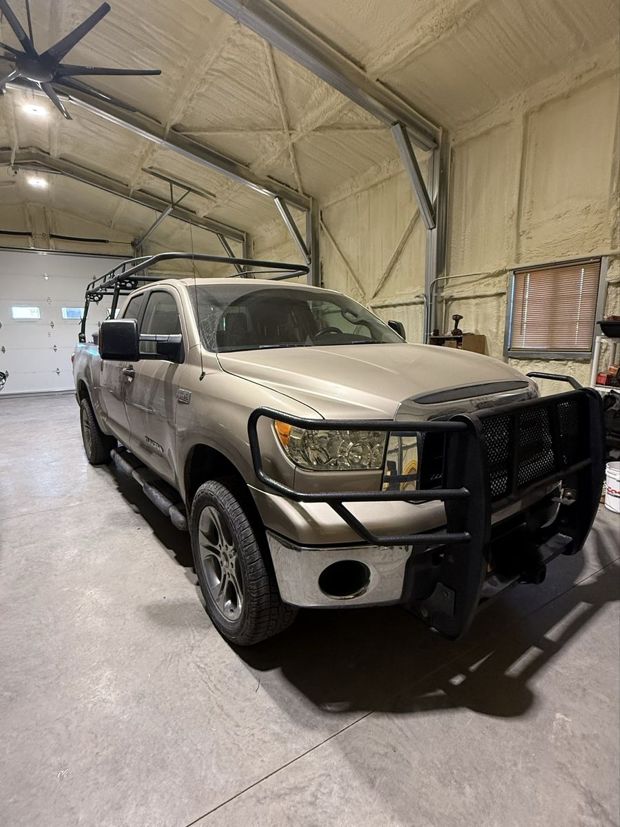 2007 Toyota Tundra V8 5.7L -Low Miles 120K with Rack and Grill Guard