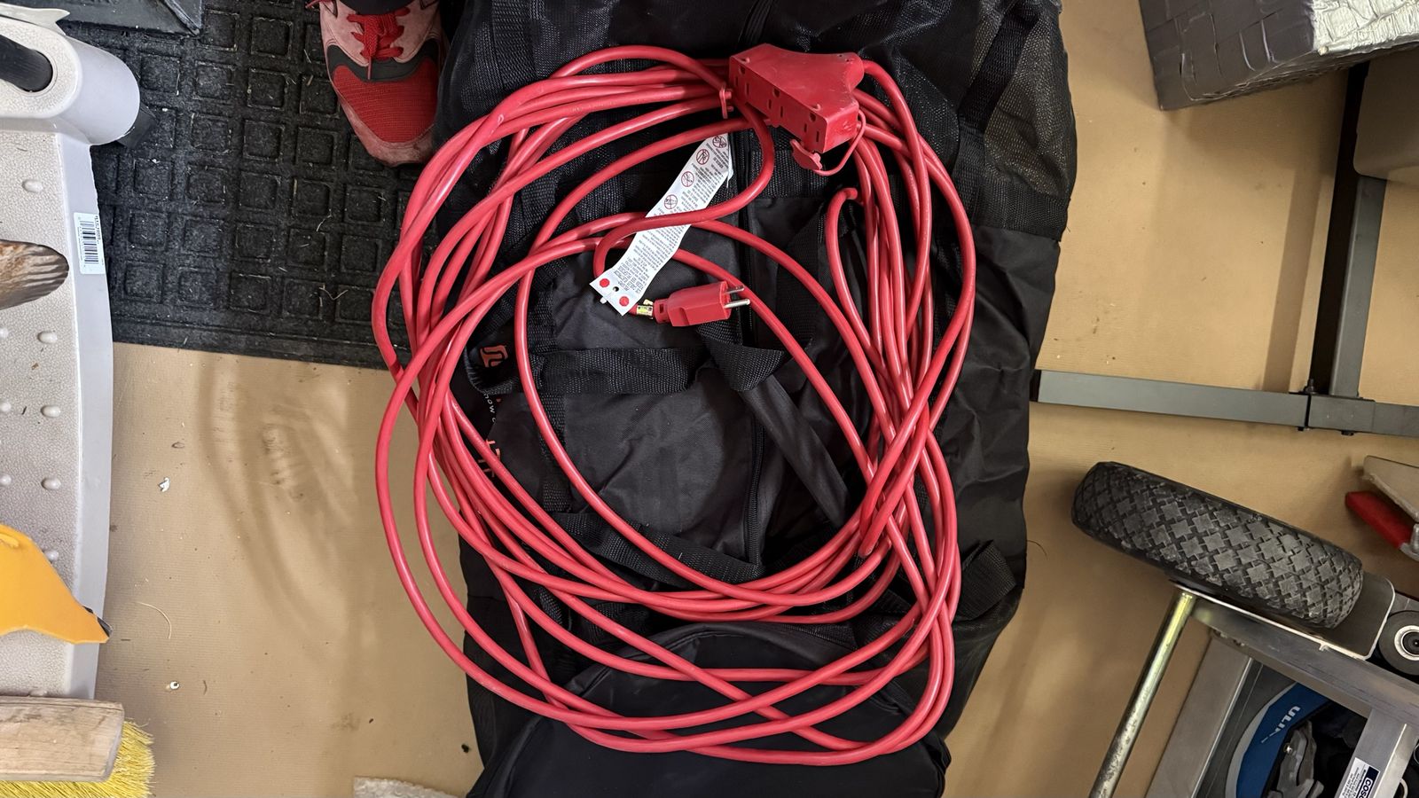 Triple outlet outdoor extension cord