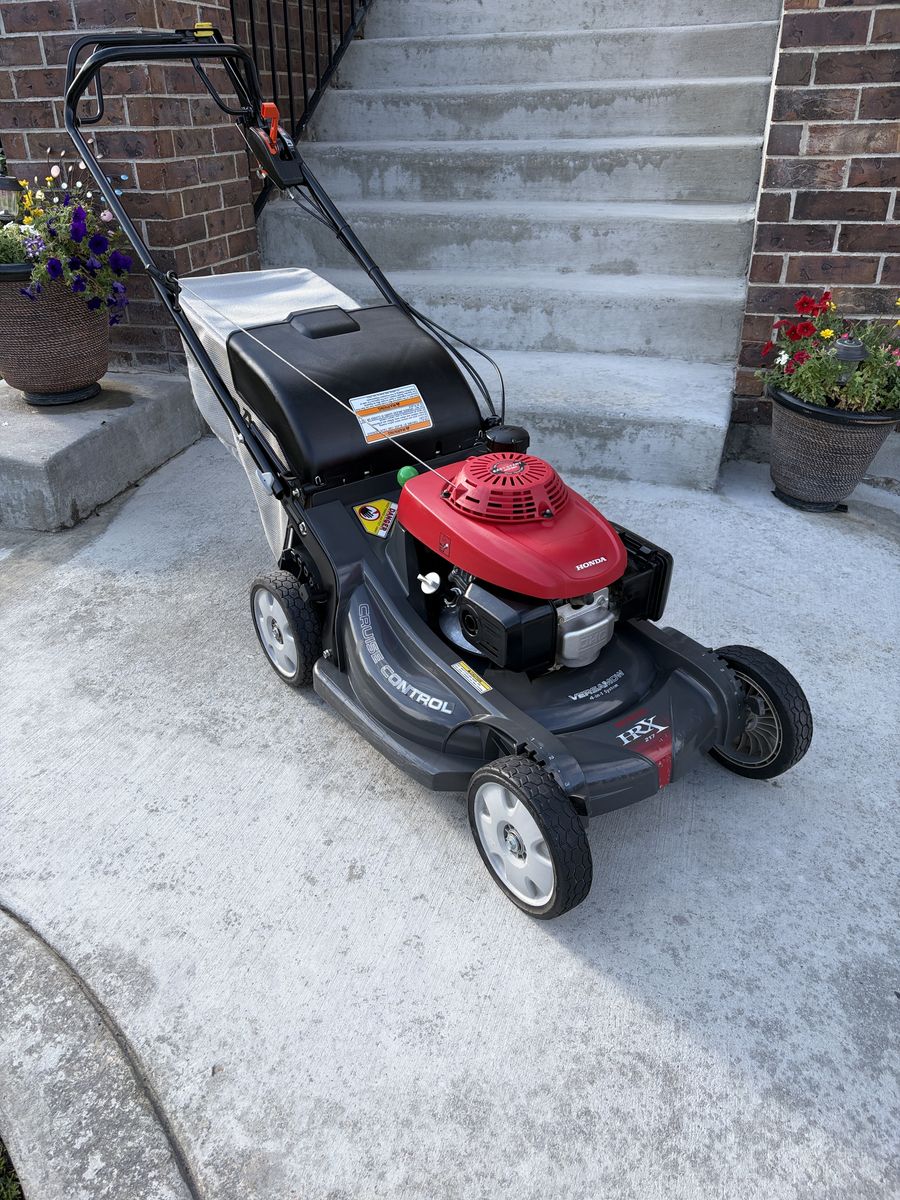 Honda HRX217 Clutched -  Self-Propelled Gas Lawn Mower – Excellent Condition
