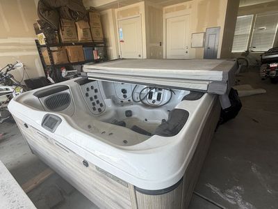 Bullfrog A8L Hot tub for sale