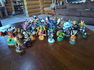 Assorted Skylanders figures