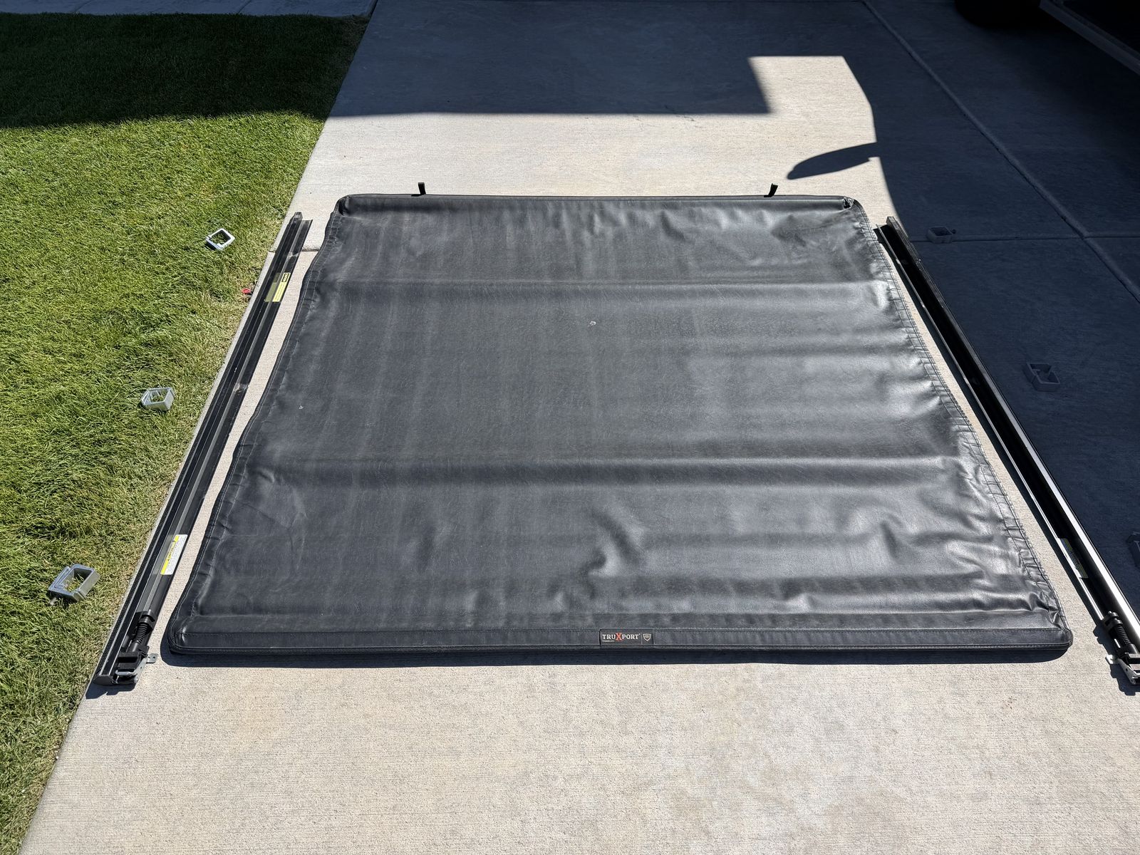TruXport Tonneau Cover 5’ 7” Bed