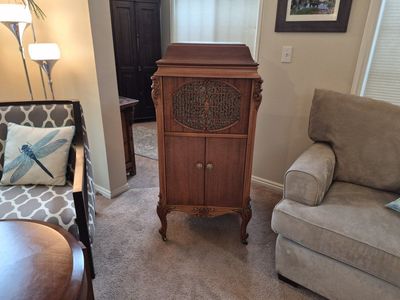 Victrola Phonograph & Record Player, Vintage Wooden Cabinet