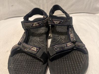 Teva men’s size 12 blue/burgundy/olive, hiking sandals