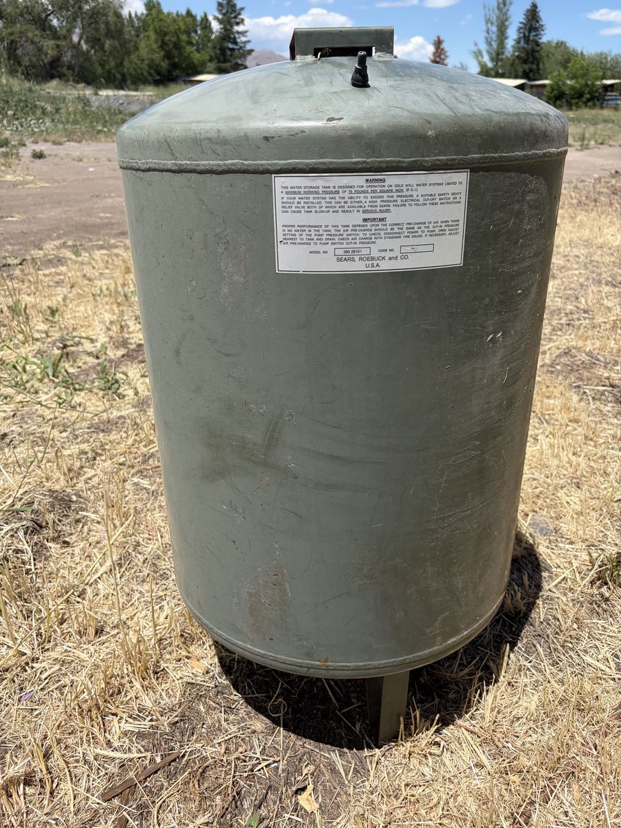 Pressurized air or water tank