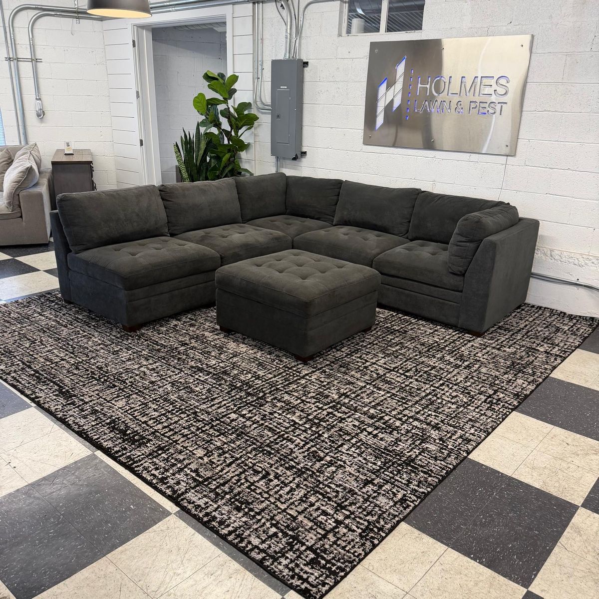 COSTCO THOMASVILLE TISDALE 6-PIECE FABRIC MODULAR SECTIONAL W/ STORAGE OTTOMAN, DARK GRAY!!