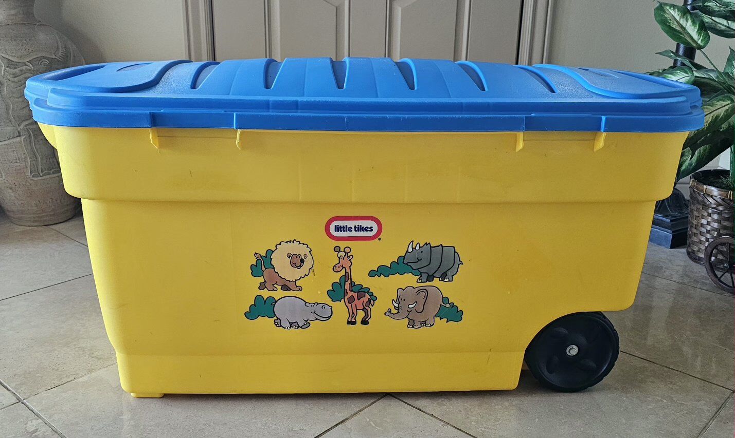 Rubbermaid Tikes Box on Wheels 42"Lx21Hx19W