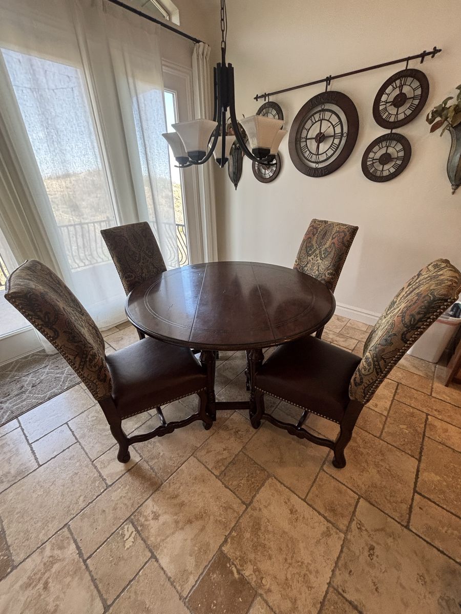 lexington Cherrywood Round Table With 4 Chairs