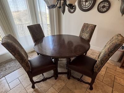 lexington Cherrywood Round Table With 4 Chairs