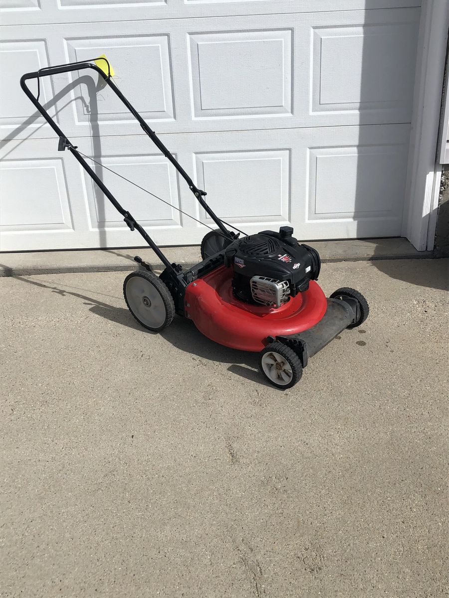 YARD MACHINE LAWN MOWER WITH 21 IN BLADE