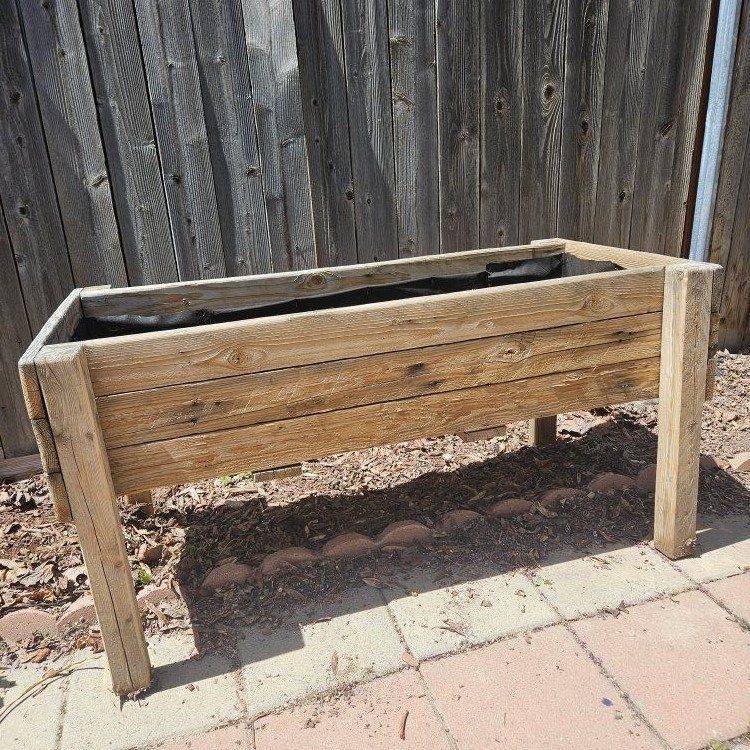 Elevated planter box