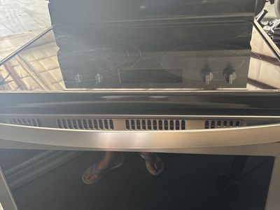 Whirlpool Stainless Steel Freestanding Electric Range Smooth Glass Top self clean