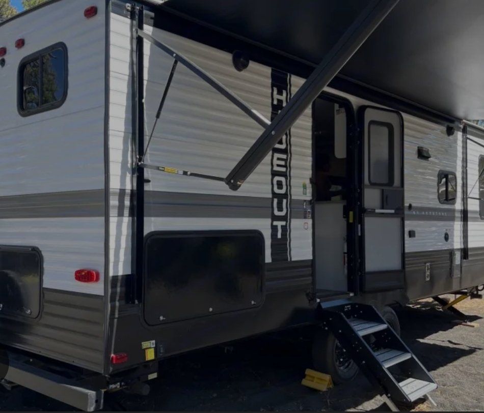 Travel Trailer with 1 Slideout & 4 Sleeping Capacity - 28'3" Length