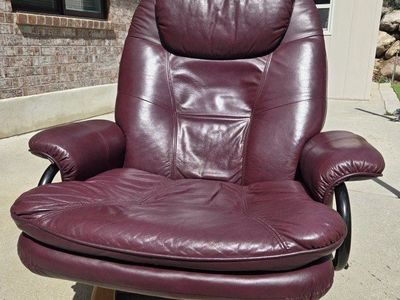 Modern Stressless Style Leather Recliner & Ottoman