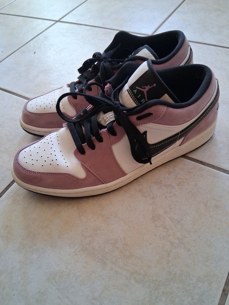 Nike Air Jordan 1 Low SE "Violet Shock" Size 11. Limited edition colorway. Released 2021. 
