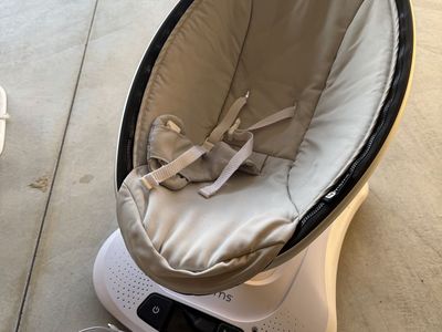4moms mamaRoo 4.0 Baby Bouncer & Swing - Gray Multi-Motion - good condition. It clicks and the top attachment is missing