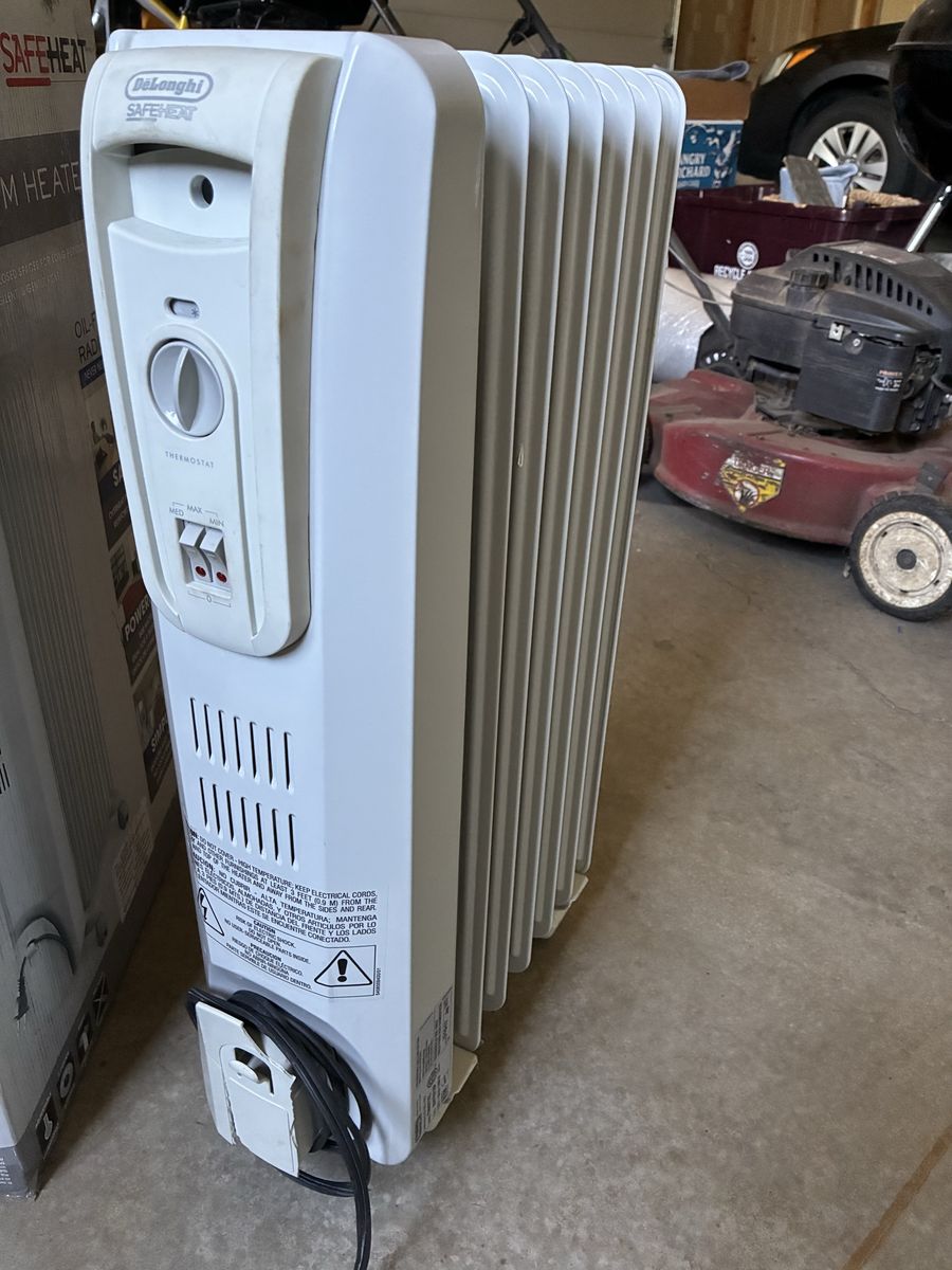 DeLonghi SafeHeat Oil-Filled Radiator Whole Room Heater White