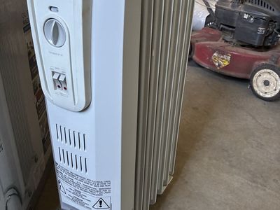 DeLonghi SafeHeat Oil-Filled Radiator Whole Room Heater White
