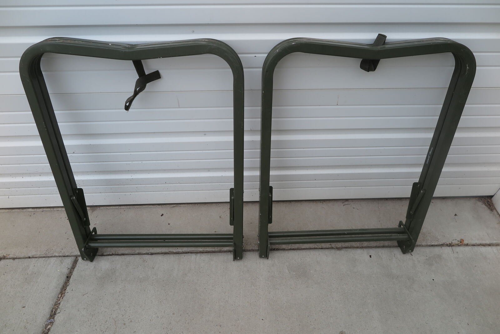 (2)litter stands 33" (6)metro max polymer swivel/locking casters