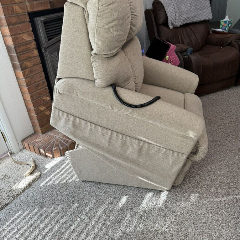 LA-Z-BOY POWER LIFT CHAIR