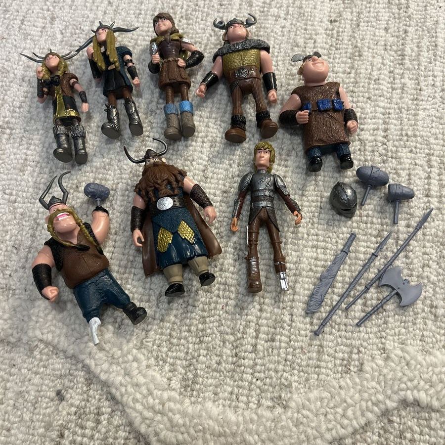 How to Train Your Dragon 8 Figures & 7 weapons Lot - Vikings & Weapons Dreamworks Hiccup and others 