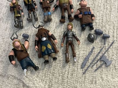 How to Train Your Dragon 8 Figures & 7 weapons Lot - Vikings & Weapons Dreamworks Hiccup and others