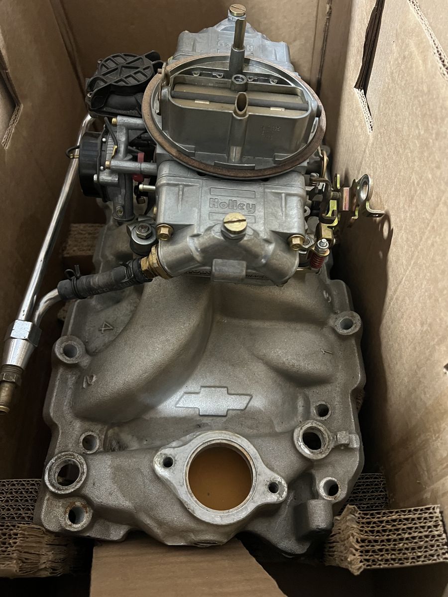 GM Performance OVAL port  manifold off a BBC CHEV ZZ engine with 250 miles and a Holley double pumper 770