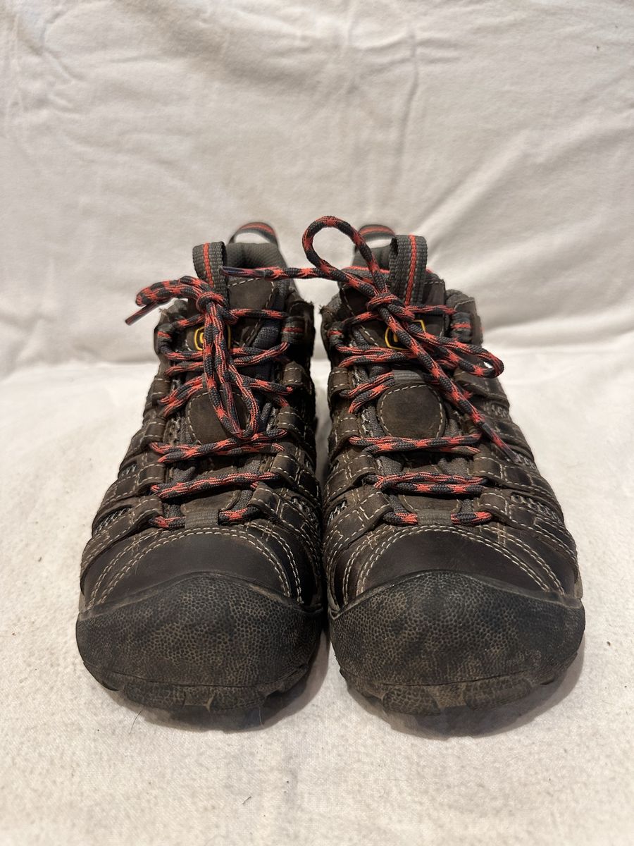 Keen women’s size 7 gray with salmon, trim, Leather and mesh hiking shoes 