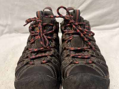 Keen women’s size 7 gray with salmon, trim, Leather and mesh hiking shoes