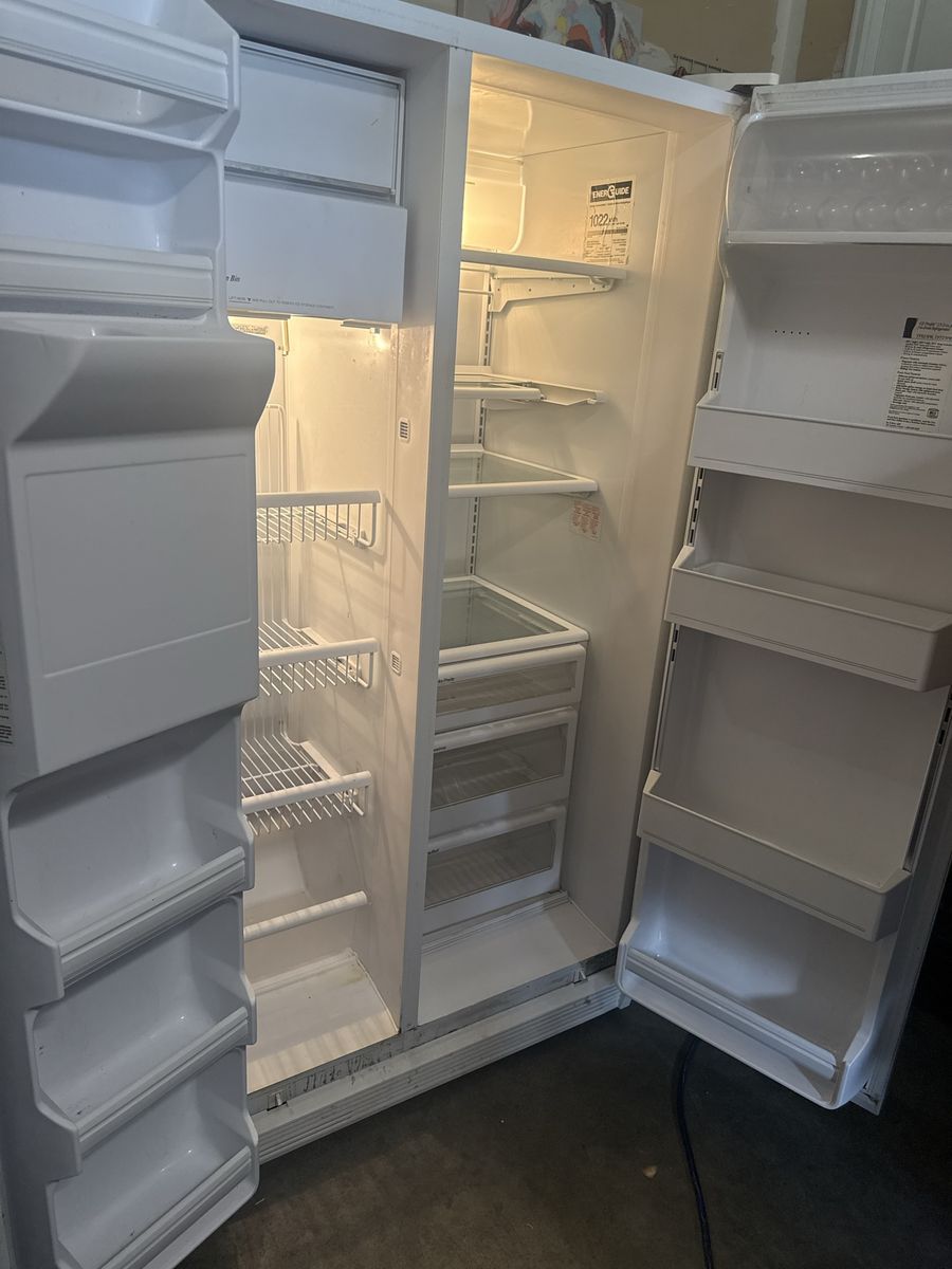 GE Profile White Side-by-Side Refrigerator works great its plug in for u to see $90