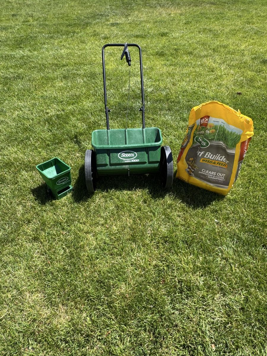 Scotts AccuGreen 1000 Broadcast and Easy Hand Held Spreader with Turf Builder Weed & Feed - Lawn Care Bundle