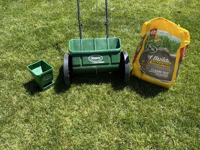 Scotts AccuGreen 1000 Broadcast and Easy Hand Held Spreader with Turf Builder Weed & Feed - Lawn Care Bundle