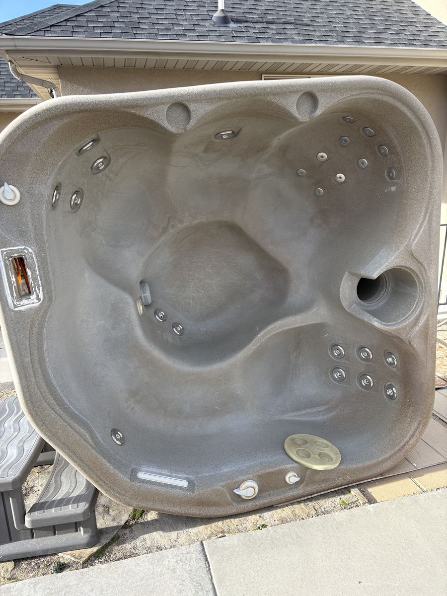 FREE HOT TUB SHELL & COVER – YOU PICK UP