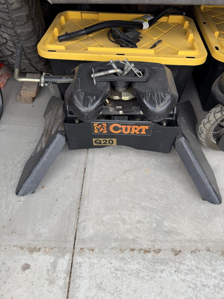 Curt Q20 5th Wheel Hitch with Pins