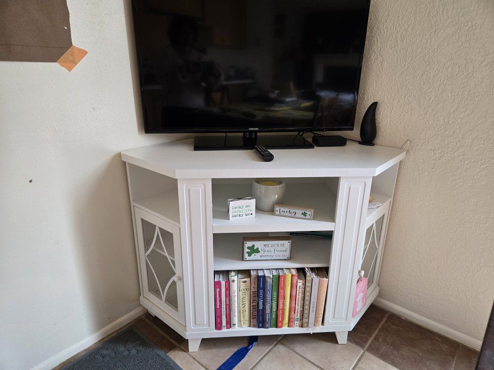 Royal Craft Corner TV Stand