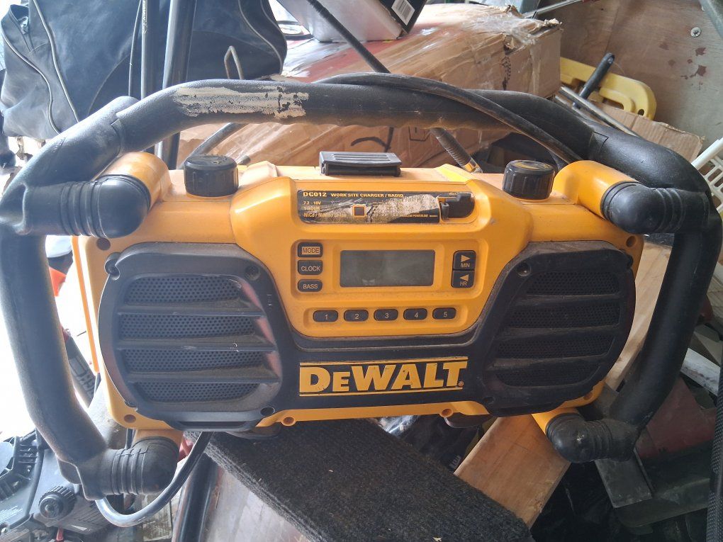 dewalt worksite charger/radio (dc012)