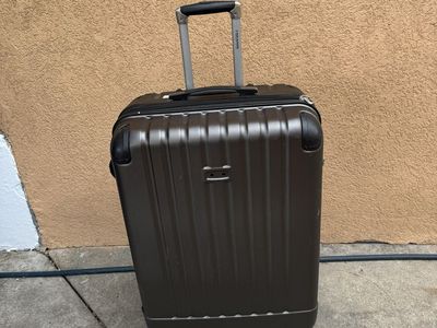 Ricardo Beverly Hills hard shell XL Luggage 28”.5 Tall
