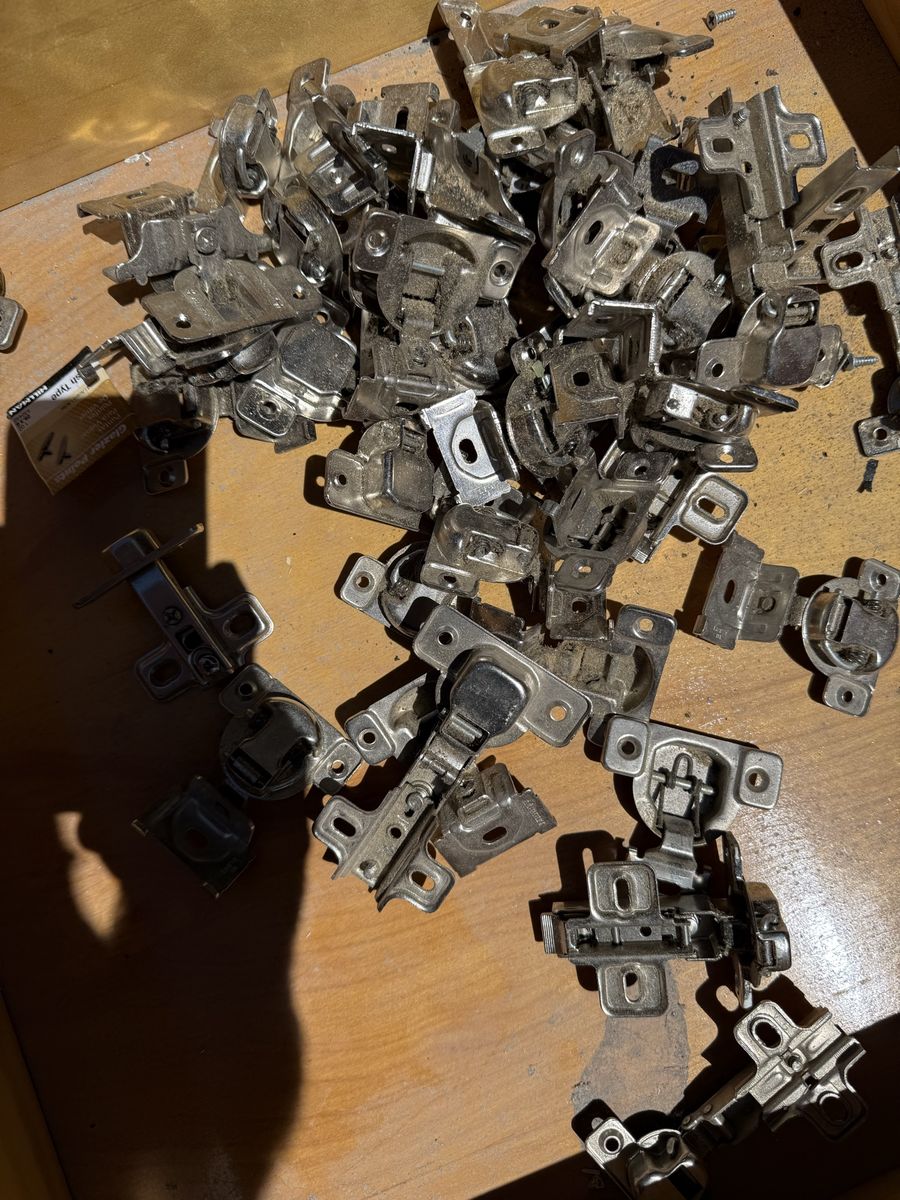 Cabinet hinges